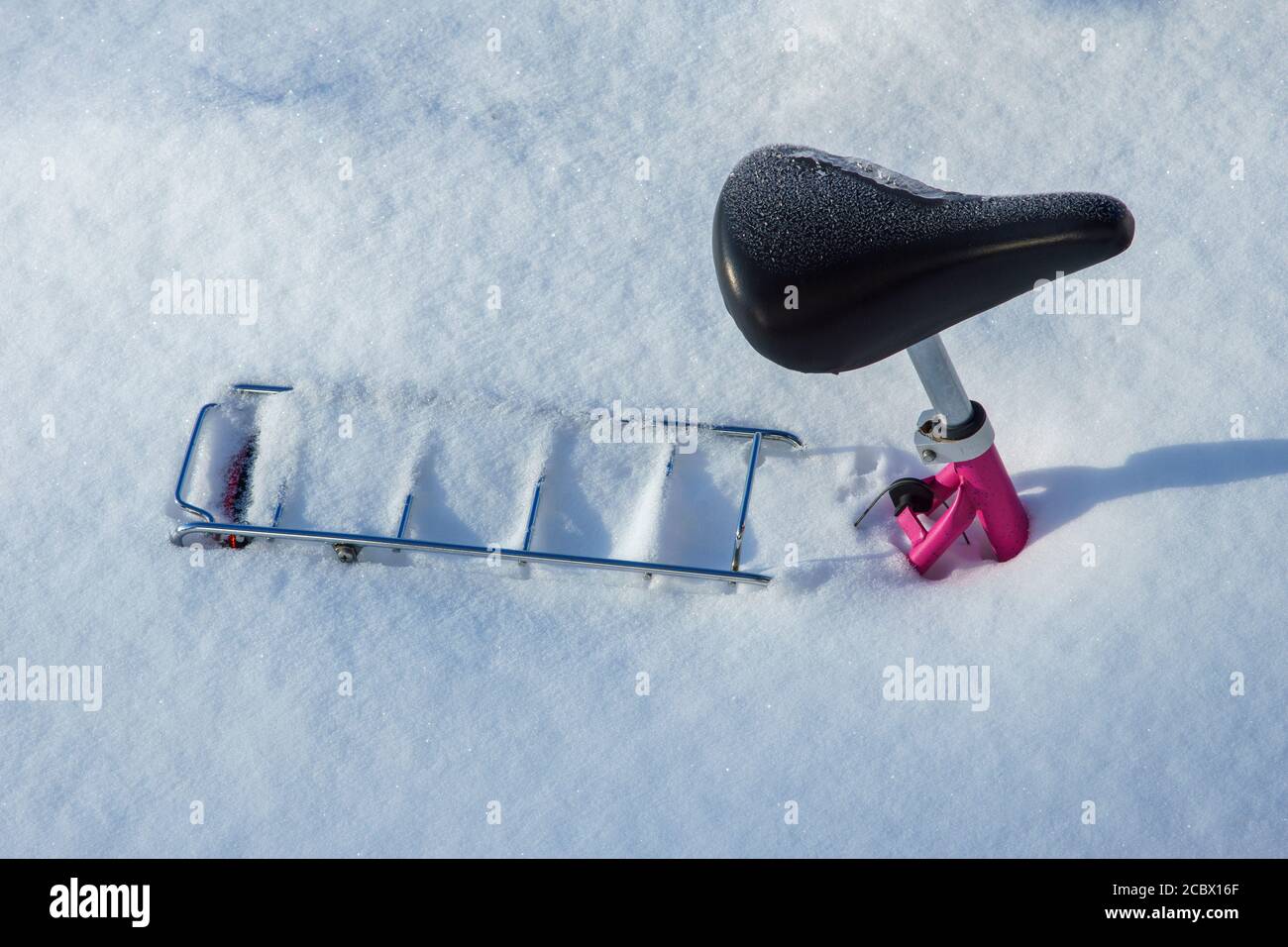 In inverno la bicicletta è rimasta sepolta così in profondità nella neve che solo la sella e il portapacchi posteriore sono ancora visibili , Finlandia Foto Stock