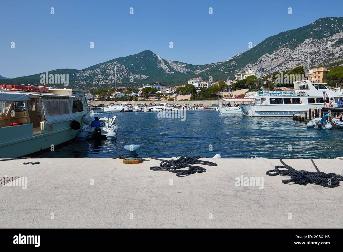 I traghetti attraccano nel porto di Cala Gonone Foto Stock