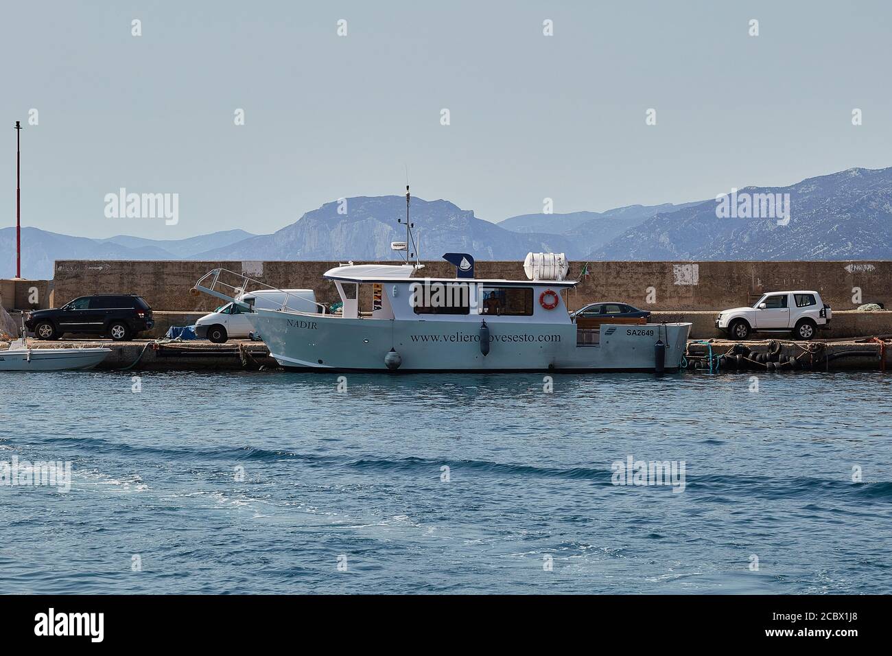 I traghetti attraccano nel porto di Cala Gonone Foto Stock