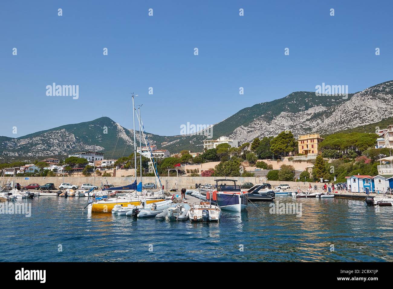 Barche a motore nel porto di Cala Gonone Foto Stock