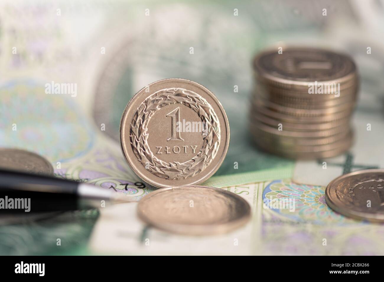 Denaro polacco, pila di monete sulle banconote lucidate. Business, concetto di finanza Foto Stock