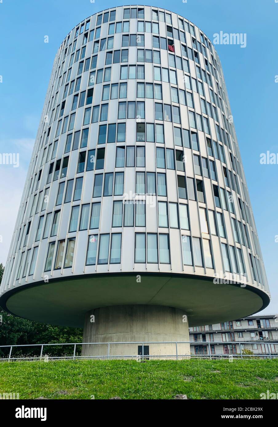 Edificio a forma di fungo ad Amsterdam. Edificio unico, ingegneria moderna, architettura moderna. Foto Stock