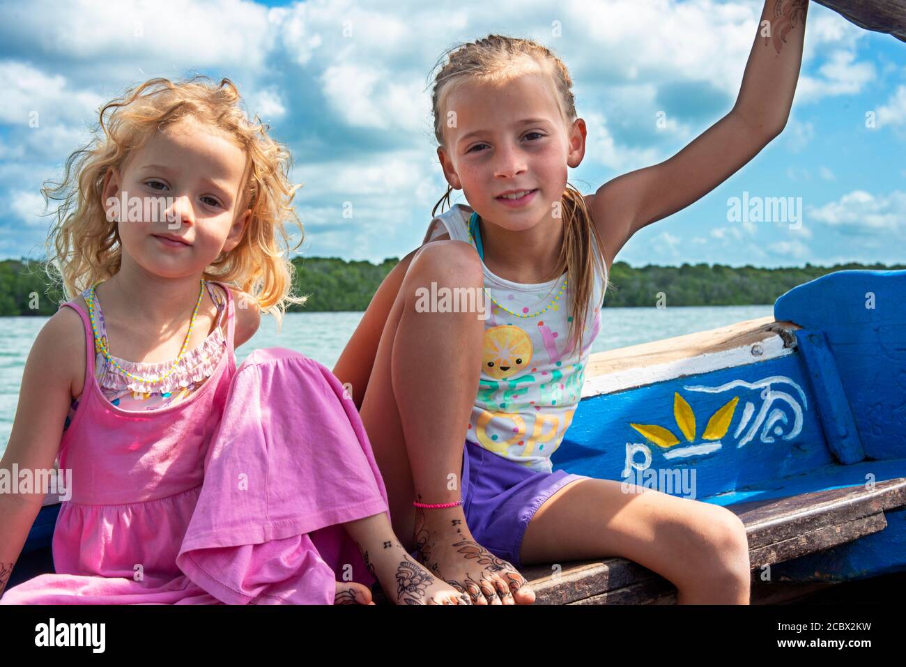 Turisti ragazze europee all'interno di una barca a vela dhow nell'arcipelago di Lamu, Kenya. Foto Stock