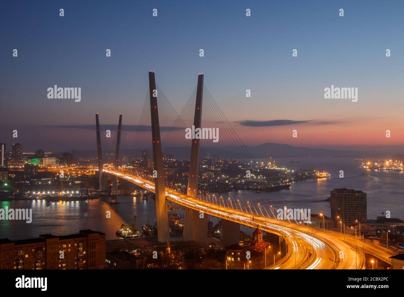 Vista dalla collina dell'Aquila al Ponte d'Oro e la città notturna della Baia del Corno d'Oro. Foto Stock