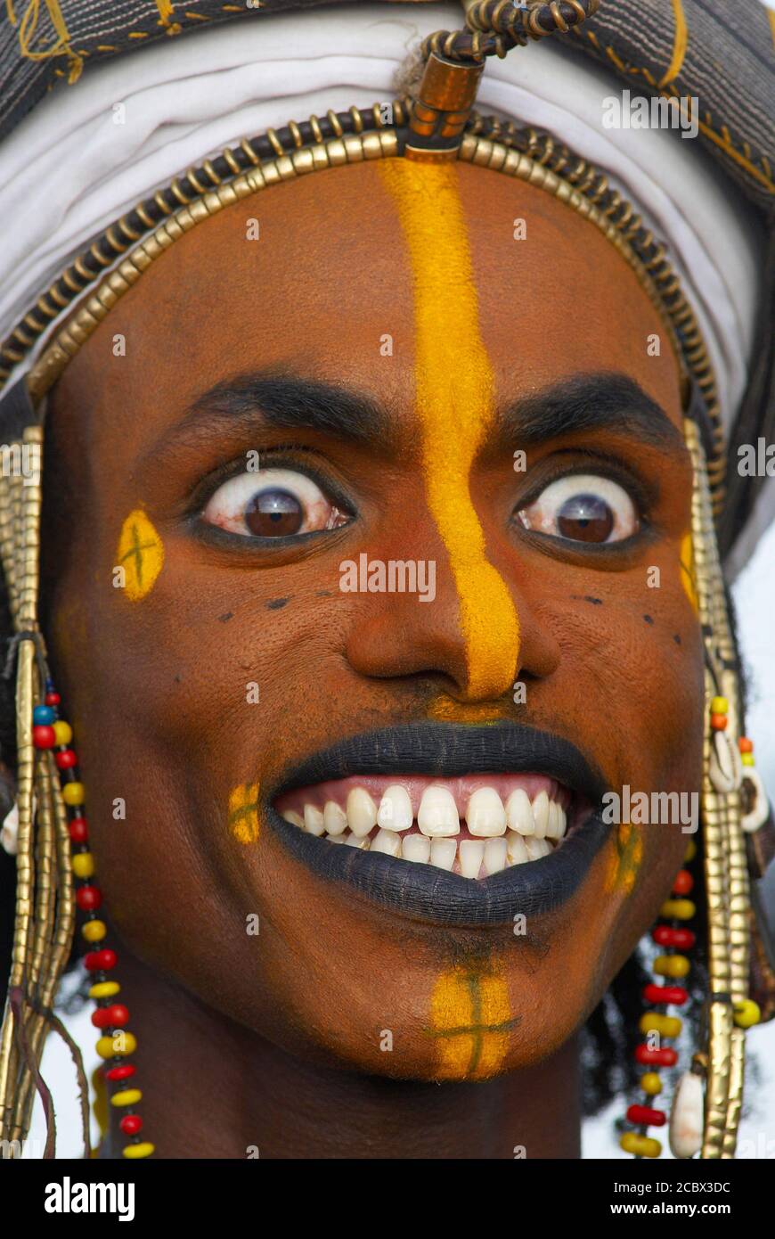 Niger. Un uomo Wodaabe-Bororo con il volto dipinto per l'annuale concorso di bellezza maschile Gerewol. Gerewol, riunione generale dell'Africa occidentale per il Wadabee Foto Stock