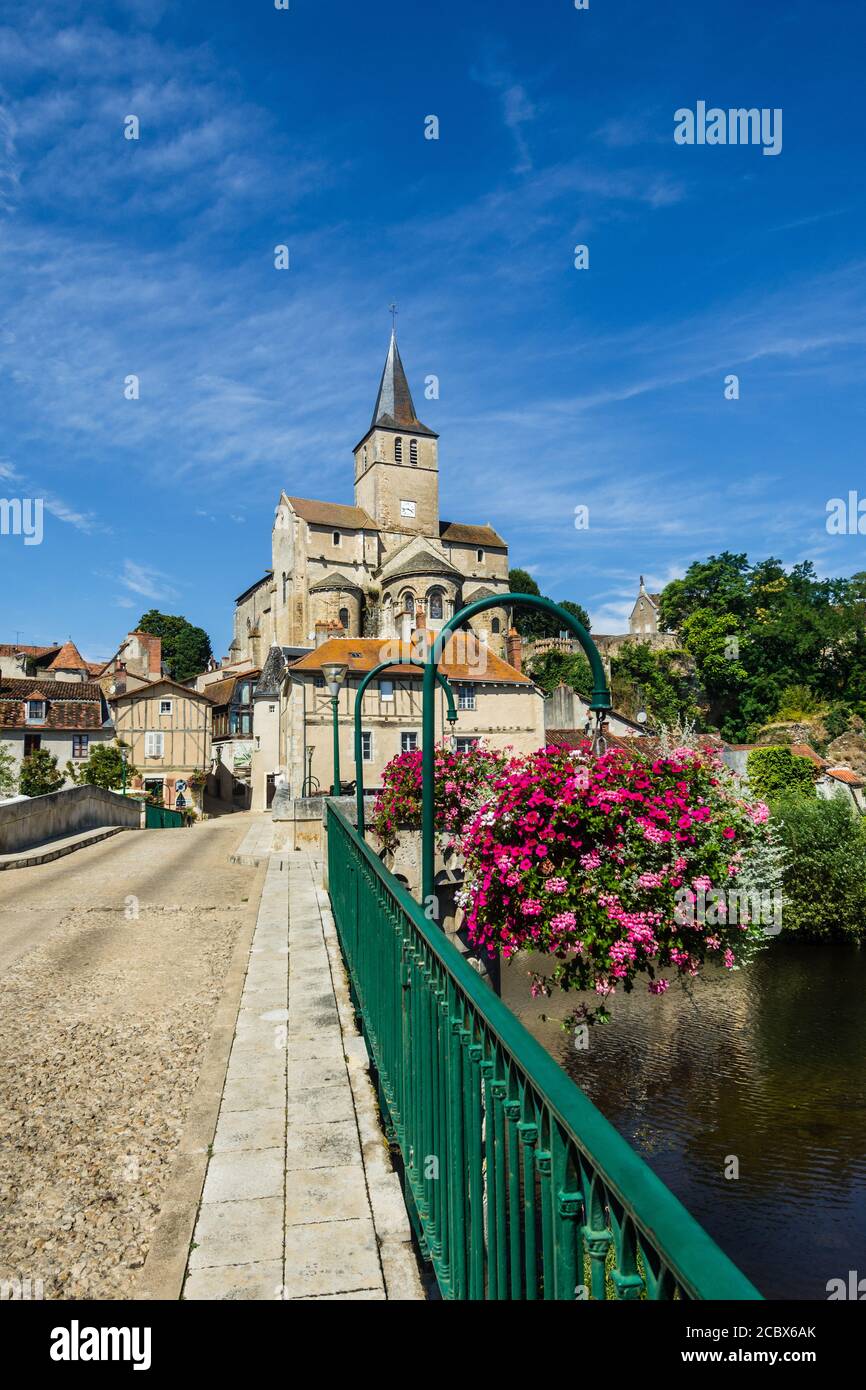 Vista della chiesa di Notre Dame dal Vieux Pont (ponte vecchio) attraverso il fiume Gartempe a Montmorillon, Vienne (86), Francia. Foto Stock