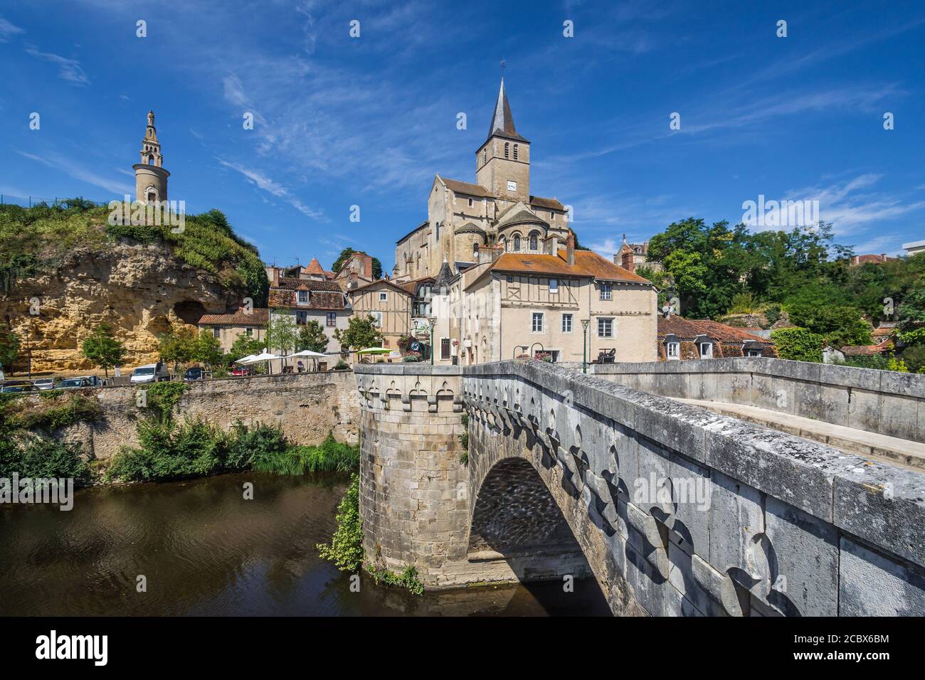 Vista della chiesa di Notre Dame dal Vieux Pont (ponte vecchio) attraverso il fiume Gartempe a Montmorillon, Vienne (86), Francia. Foto Stock