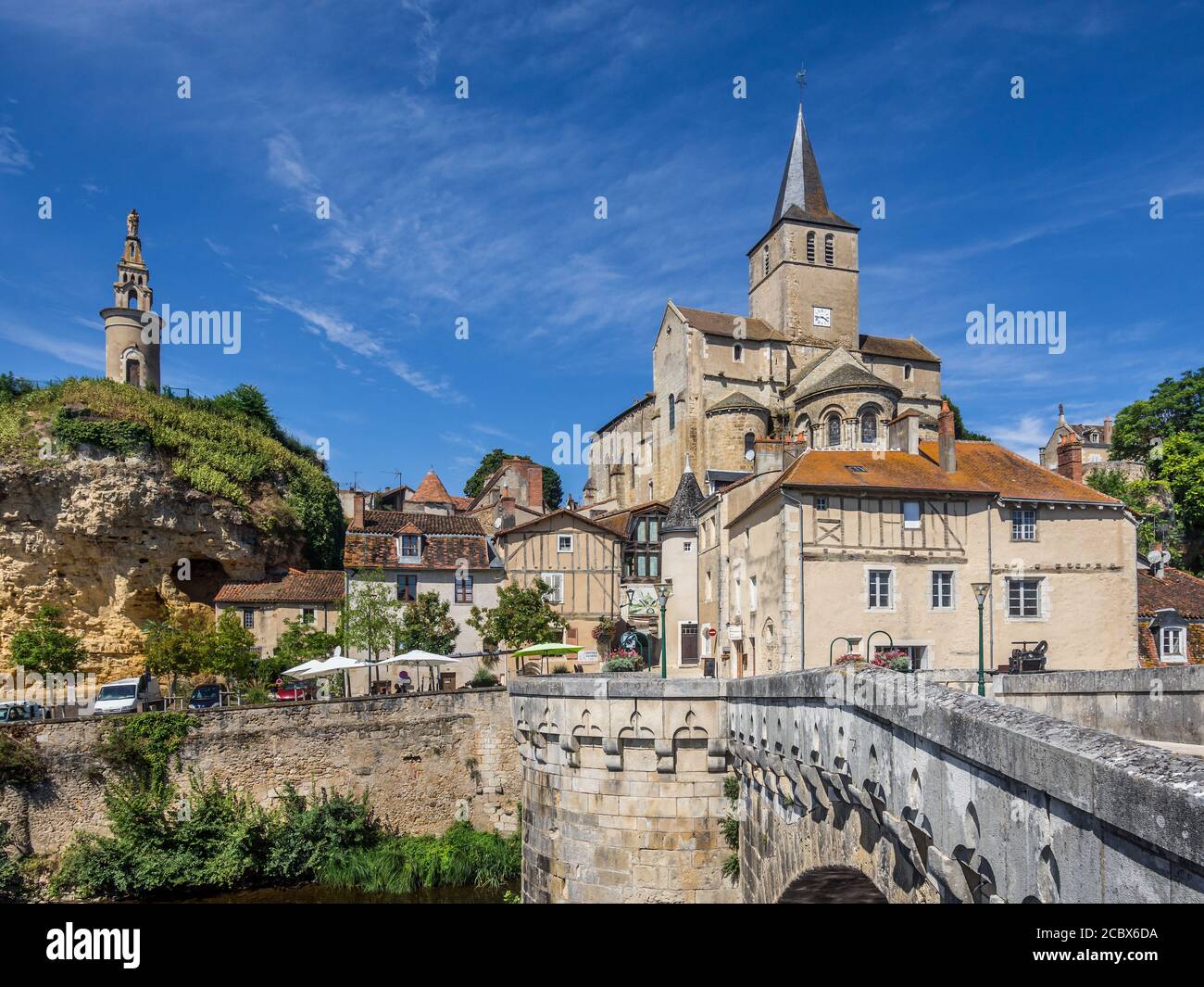 Vista della chiesa di Notre Dame dal Vieux Pont (ponte vecchio) attraverso il fiume Gartempe a Montmorillon, Vienne (86), Francia. Foto Stock