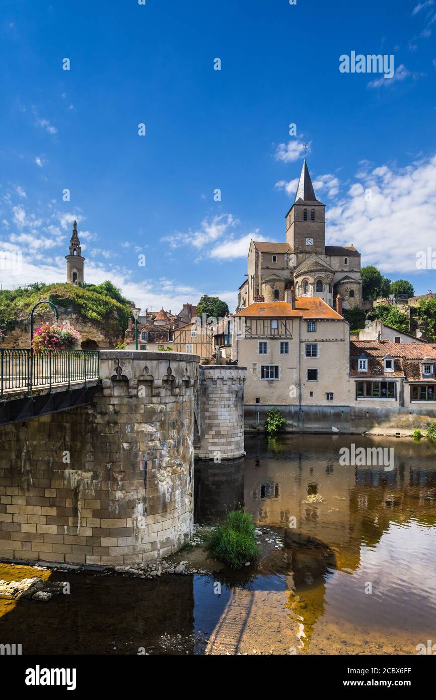 Vista della chiesa di Notre Dame dal Vieux Pont (ponte vecchio) attraverso il fiume Gartempe a Montmorillon, Vienne (86), Francia. Foto Stock