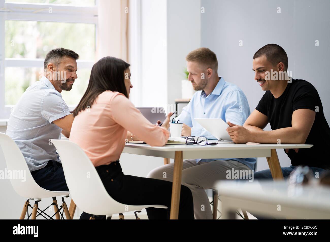 Meeting Business al tavolo della conferenza. Persone professionali diverse Foto Stock