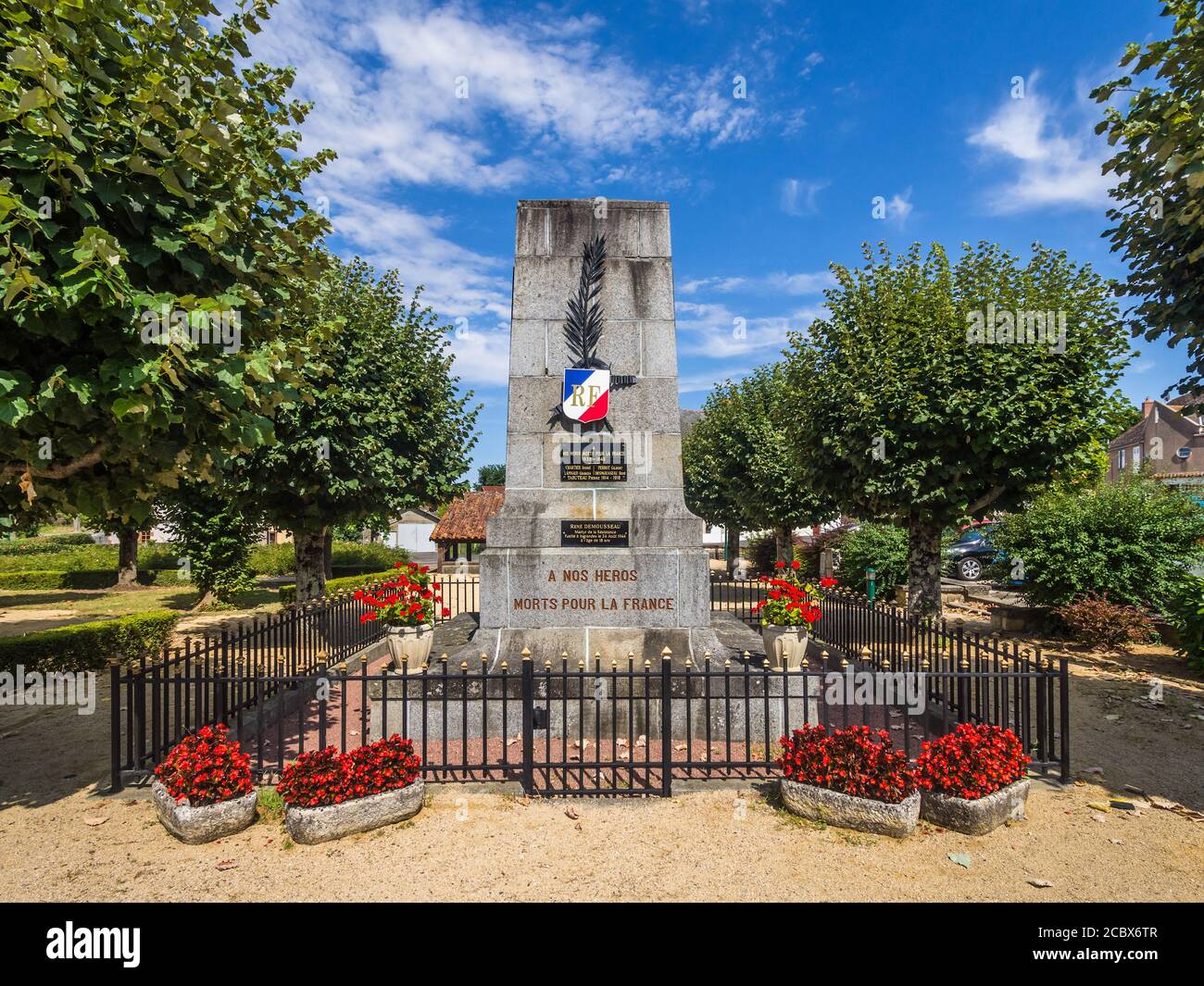 Memoriale di guerra nel villaggio di Lathus-Saint-Rémy, Vienne (86), Francia. Foto Stock