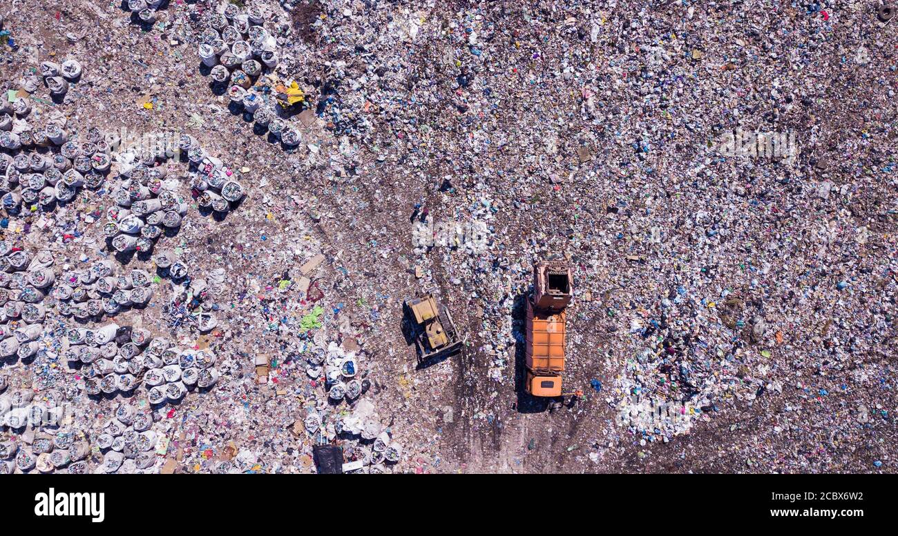 Vista dall'alto di una discarica di rifiuti dove i macchinari equivalgono a montagne di rifiuti domestici, Ucraina. Problema ecologico Foto Stock