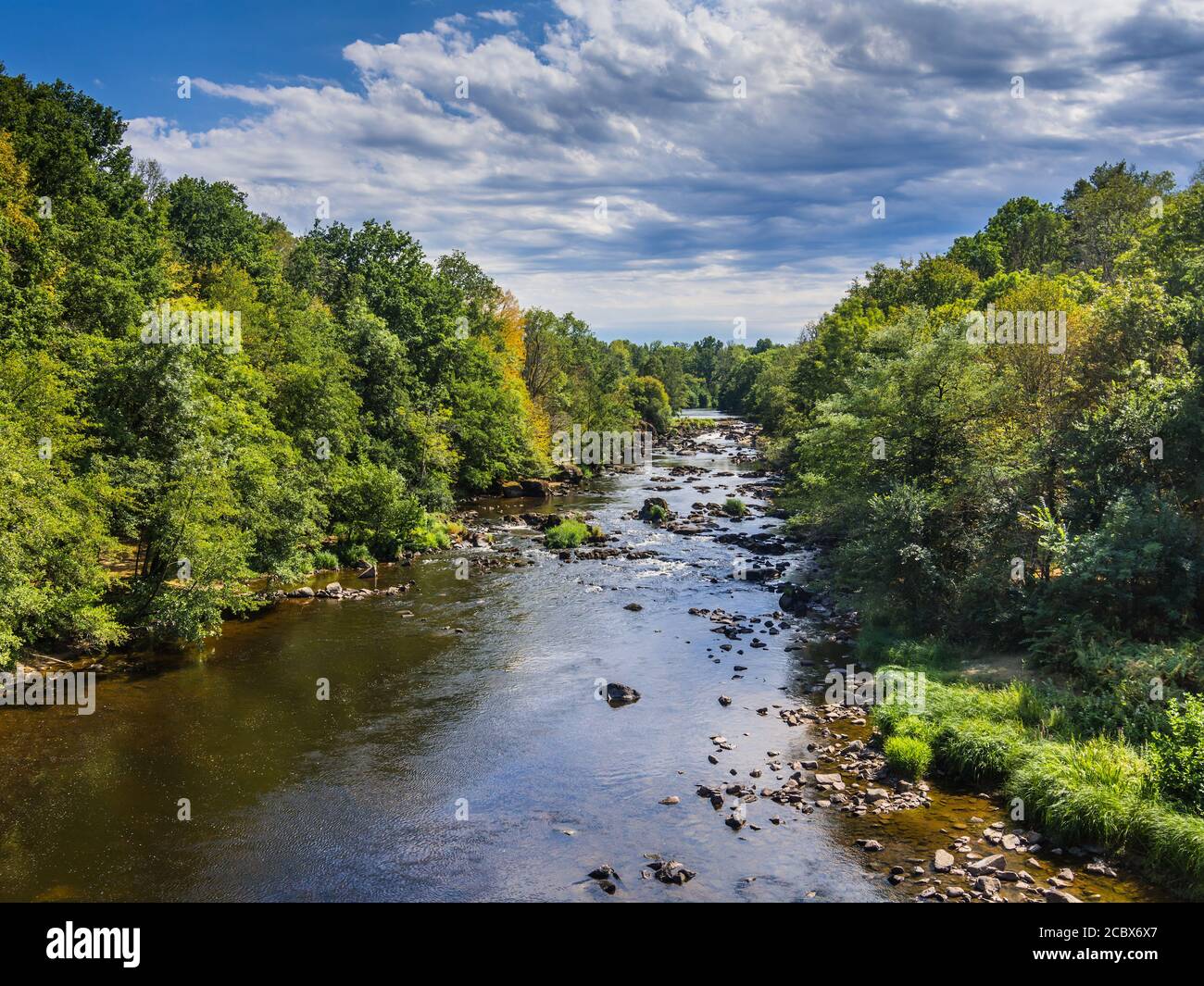 Vista a sud lungo il fiume Gartempe nella Vienne (86), Francia. Foto Stock