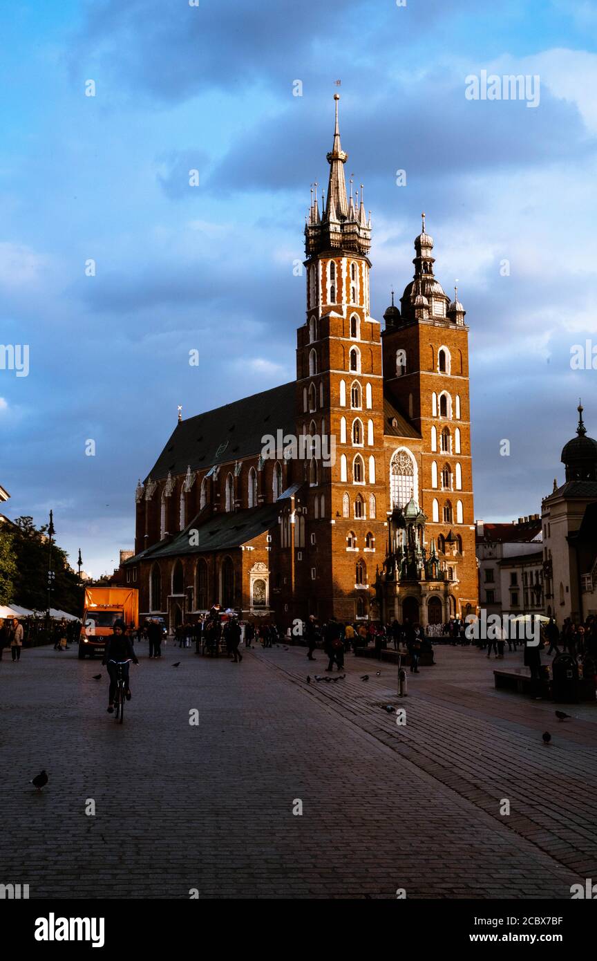 Cracovia, Polonia. 9 ottobre 2019. Vista del centro storico con il monumento Adam Mickiewicz e la Basilica di Santa Maria a Cracovia Foto Stock