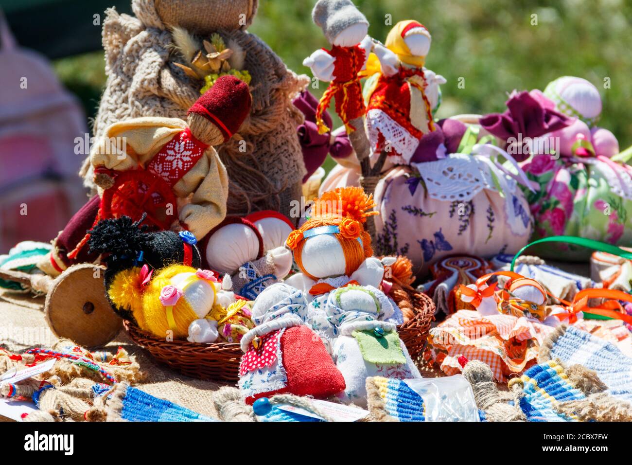 Bambole Giocattoli souvenir fatti a mano alla mostra di arti popolari Foto Stock