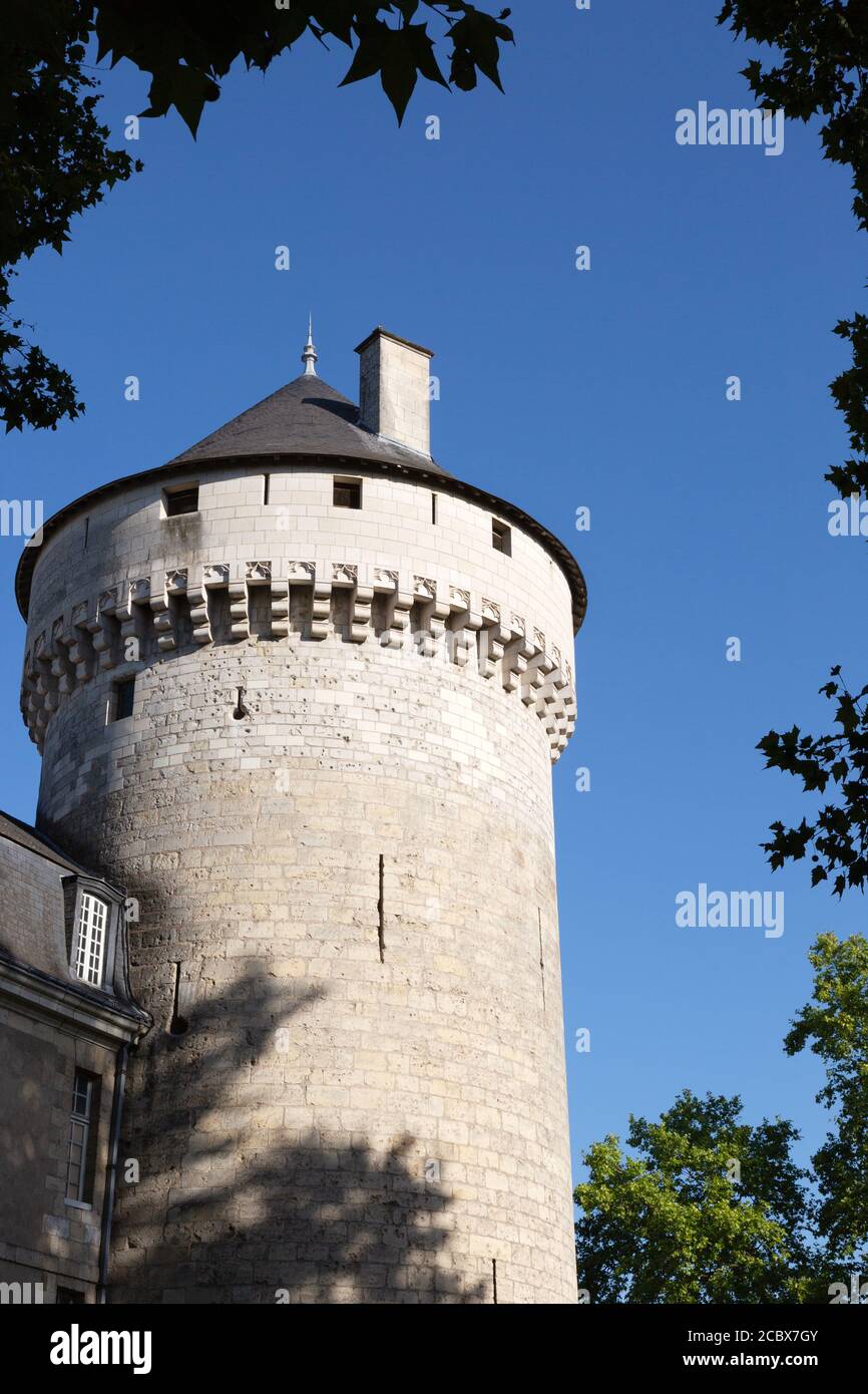 Francia medievale; una torre rotonda contro un cielo blu, Chateau de Tours, un castello medievale 11 ° secolo a Tours, Valle della Loira, Francia Europa Foto Stock