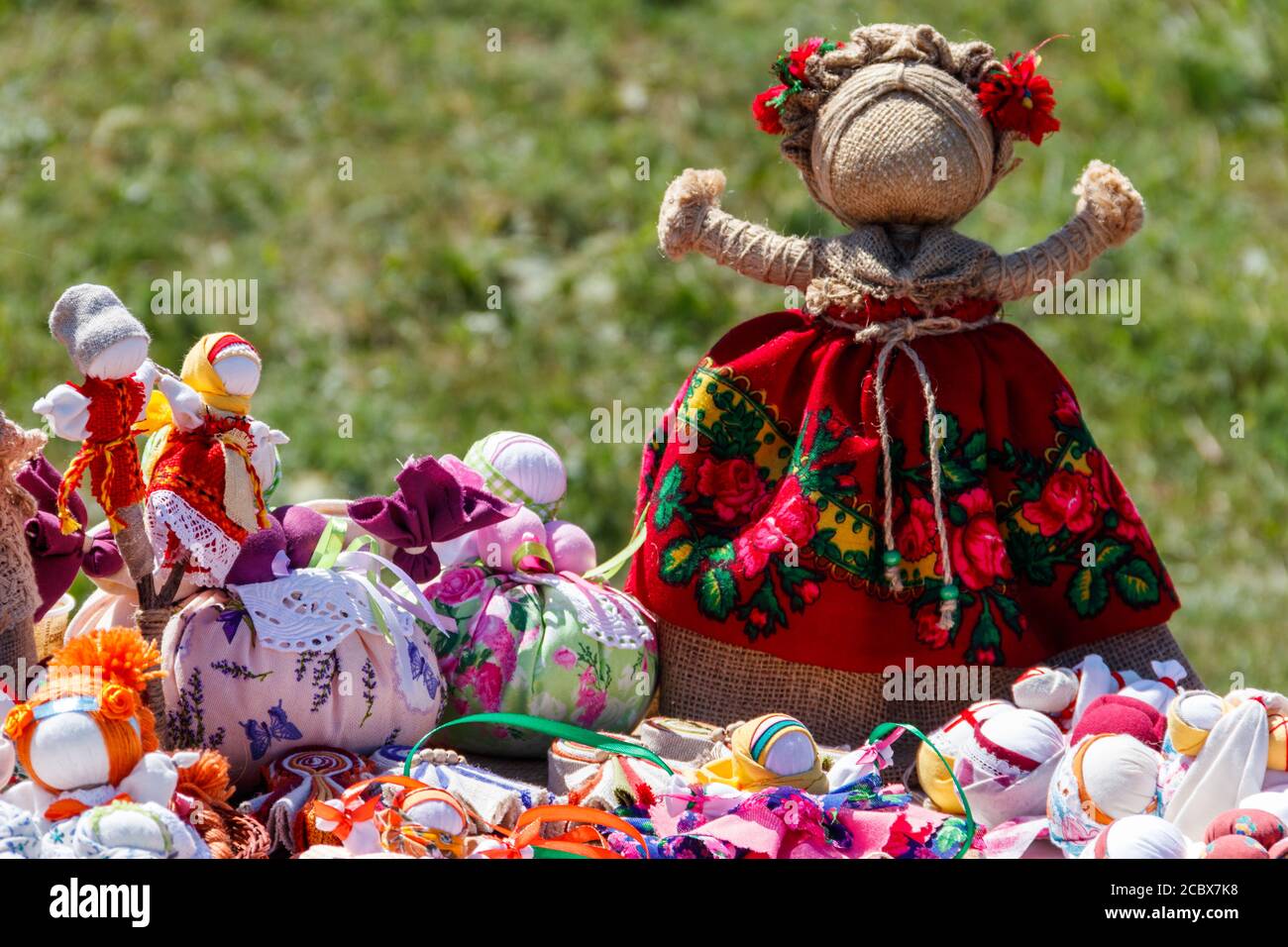 Bambole Giocattoli souvenir fatti a mano alla mostra di arti popolari Foto Stock