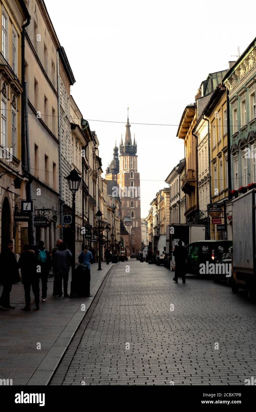 Cracovia, Polonia. 9 ottobre 2019. Vista del centro storico con il monumento Adam Mickiewicz e la Basilica di Santa Maria a Cracovia Foto Stock