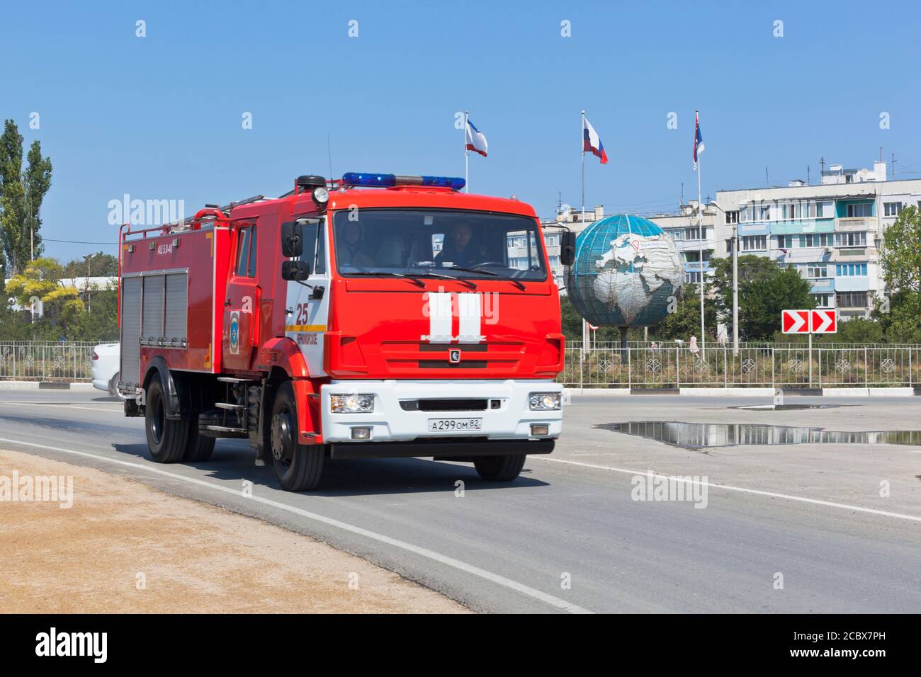 Chernomorskoe, Crimea, Russia - 21 luglio 2020: Un camion dei vigili del fuoco si precipita alla chiamata lungo via Energetikov nel villaggio di Chernomorskoe, Crimea Foto Stock