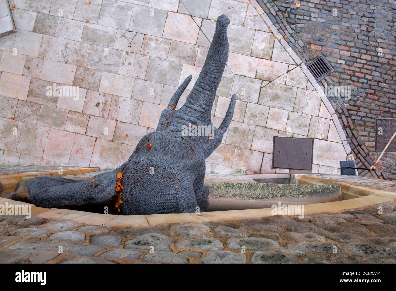 Scultura animale a filo di un elefante alla Torre di Londra, punto di riferimento britannico e destinazione turistica globale Foto Stock