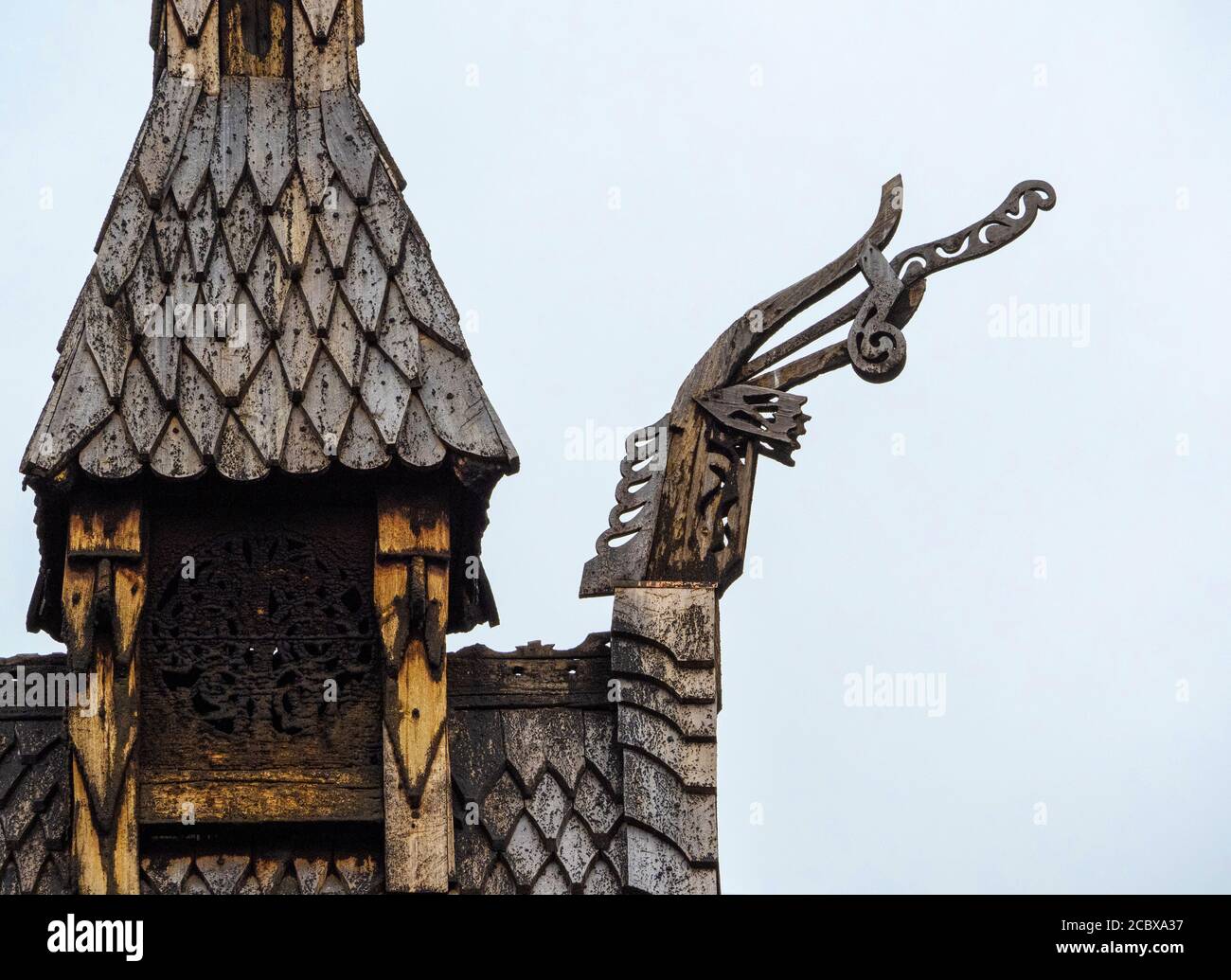 Finals gable e campanile a motivo del drago sulla chiesa a navata di Borgund Alla testa della Norvegia centrale di Laerdale costruito interamente di legno nel 12 ° secolo Foto Stock