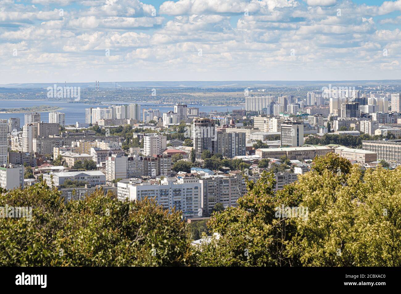 Vista panoramica della città di Saratov (Russia) dal Monte Falcon. Agosto 2020. Foto di alta qualità Foto Stock