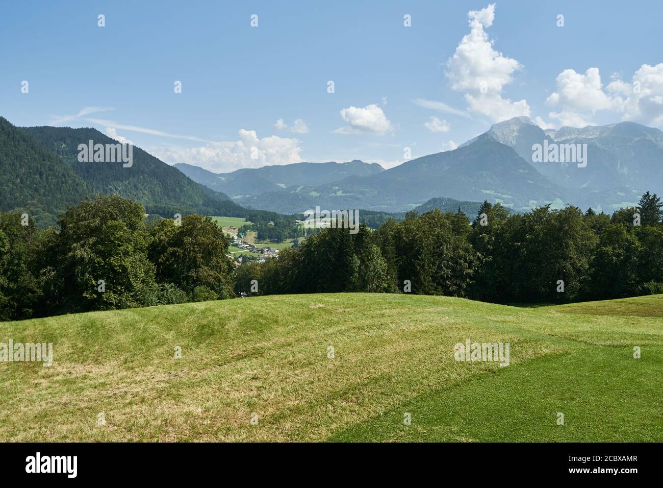 Vista panoramica sulle alpi Berchtesgaden e sulla valle di Bischofswiesen, Baviera, Germania Foto Stock