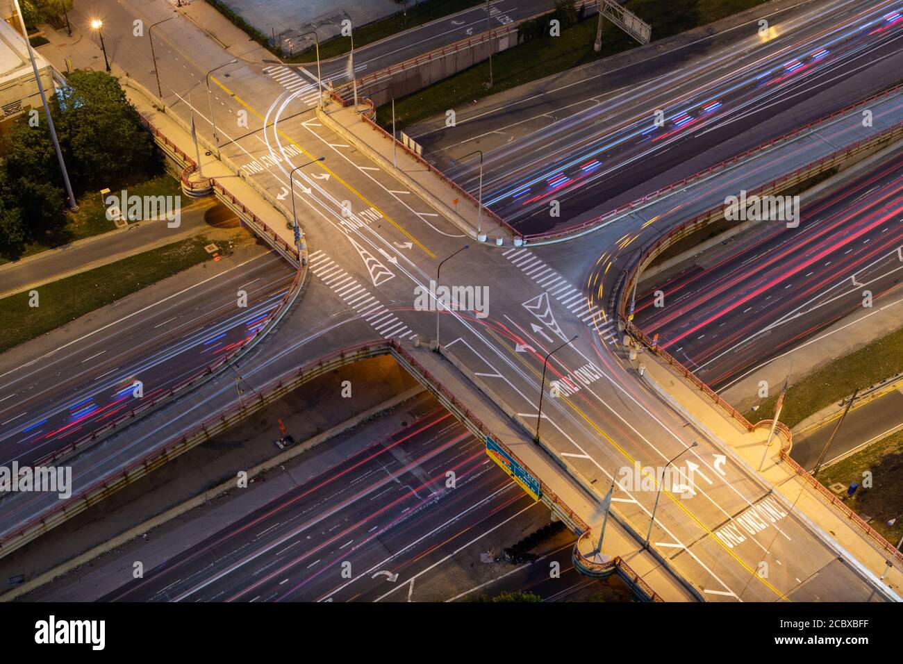 Dettaglio del cavalcavia dell'autostrada Kennedy di notte Foto Stock