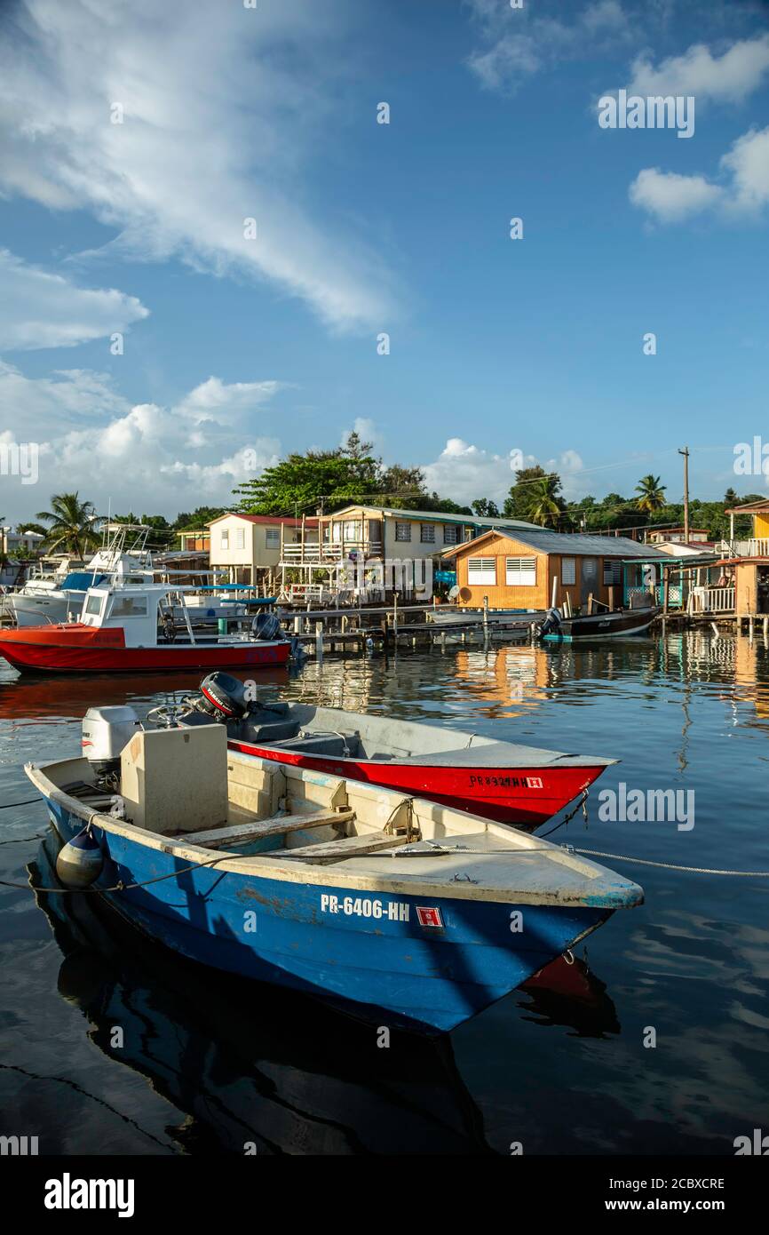 Barche da pesca e case colorate, Puerto Real borgo di pescatori, Cabo Rojo, Puerto Rico Foto Stock