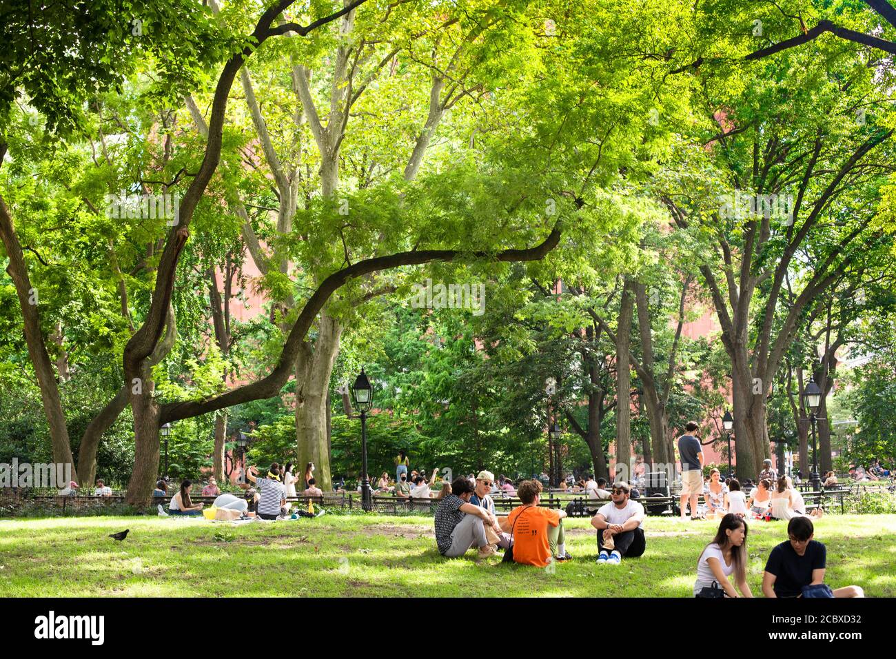 New York City - 15 agosto 2020: Le persone si rilassano in una scena estiva pomeridiana al Washington Square Park a Manhattan. Foto Stock