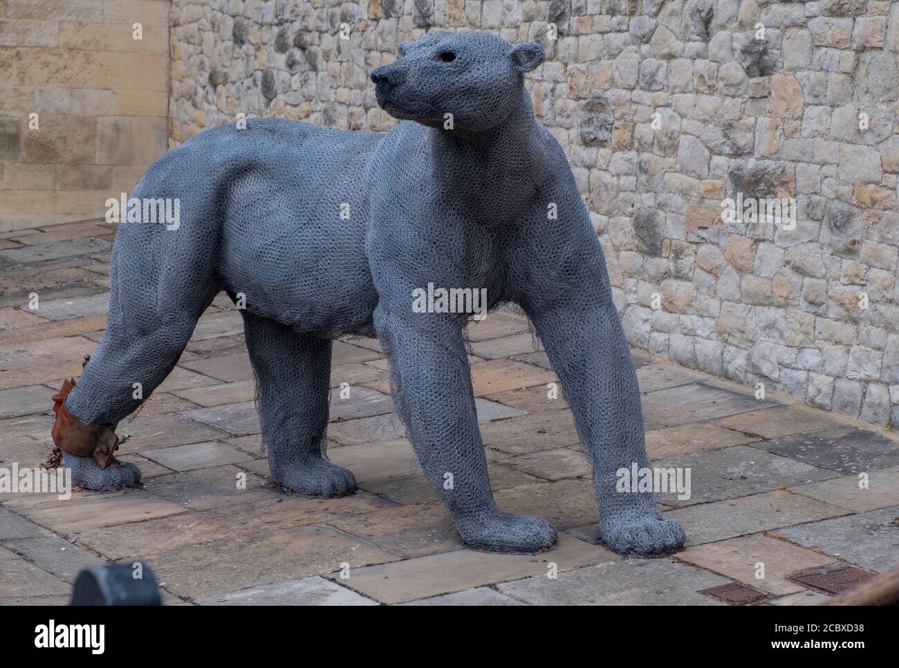 Scultura in filo metallico di un orso polare alla Torre di Londra, punto di riferimento britannico e destinazione turistica globale Foto Stock