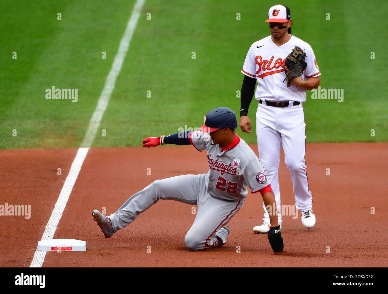 Baltimora, Stati Uniti. 16 agosto 2020. Juan Soto (22) raggiunge la terza base di Washington Nationals davanti al terzo baseman Rio Ruiz di Baltimora Orioles su un singolo di Kurt Suzuki durante il primo assottigliamento di una partita di baseball della Major League a Camden Yards a Baltimora, MD, domenica 16 agosto 2020. Foto di David Tulis/UPI Credit: UPI/Alamy Live News Foto Stock