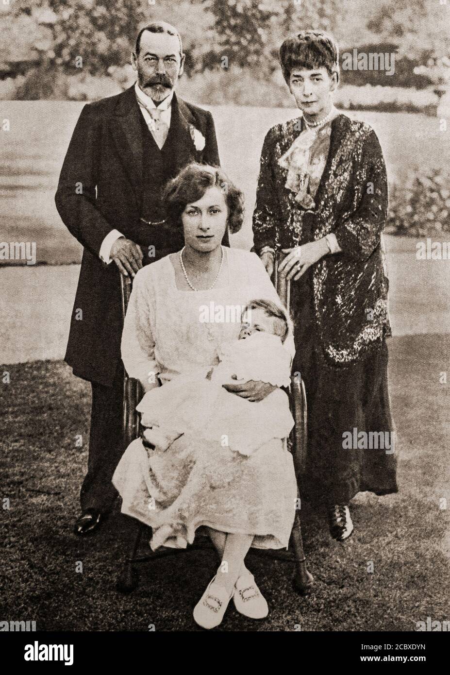 Quattro generazioni di reali nel 1923. Regina Alexandra, moglie del defunto re Edoardo VII, re Giorgio V e sua figlia Maria, Principessa reale e Contessa di Harewood e suo figlio, George Henry Hubert Lascelles, VII conte di Harewood. Foto Stock