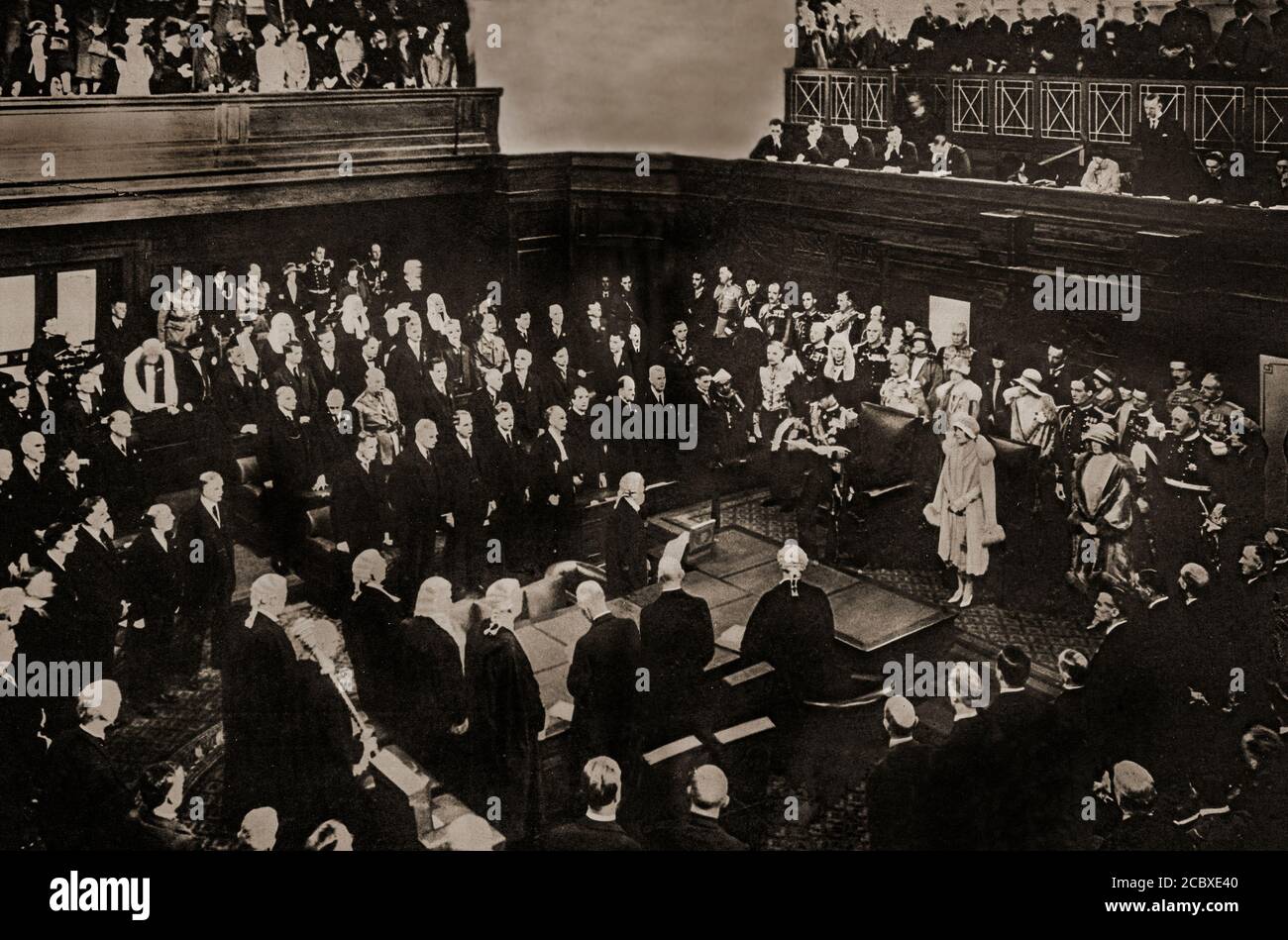 Re Giorgio VI (1895-1952), nel suo precedente ruolo di Duca di York, con la Duchessa che apre l'edificio del Parlamento australiano a Canberra nel maggio 1927 Foto Stock