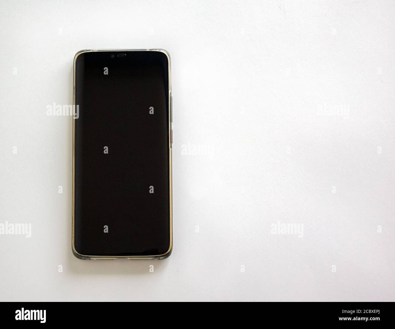 Telefono cellulare nero isolato su sfondo bianco. Immagine concettuale. Foto Stock