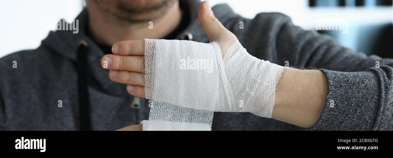 Uomo che dà il primo soccorso Foto Stock