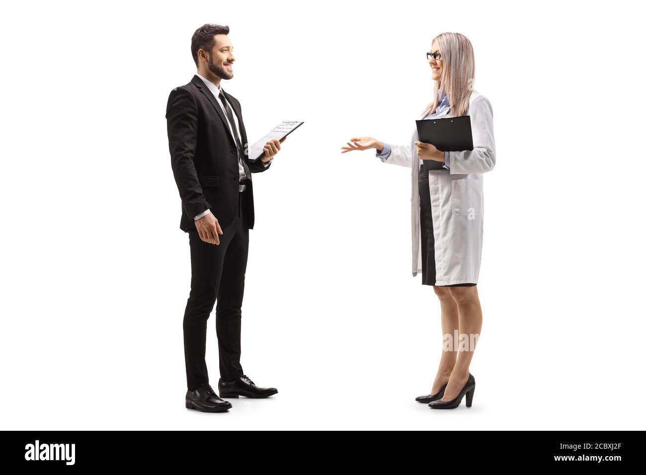 Foto di profilo a lunghezza intera di una dottoressa con cui si parla un uomo professionista in una tuta nera isolata su bianco sfondo Foto Stock