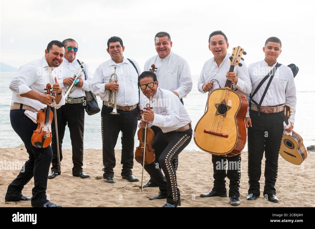 Puerto Vallarta, Jalisco, Messico - 1308 20 : UNA banda Mariachi è sulla spiaggia a Puerto Vallarta con i loro strumenti Messico che offrono il loro servizio Foto Stock