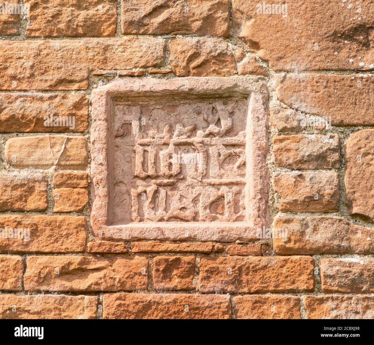 Lapide scolpita sopra l'ingresso del Castello di Brougham, Penrith, Cumbria, Inghilterra, Regno Unito Foto Stock