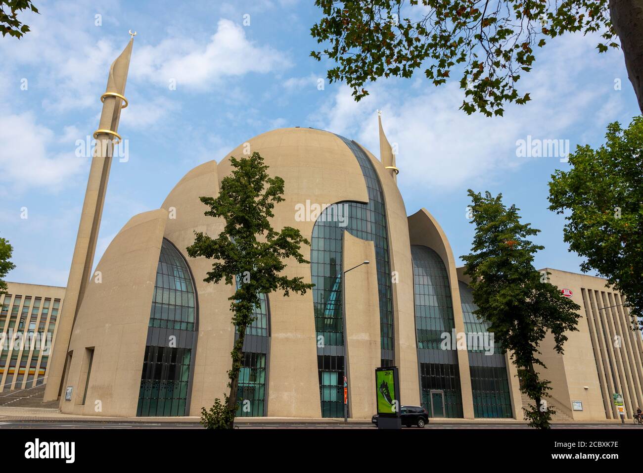 Colonia, NRW, Germania, 08 15 2020, moschea di colonia ehrenfeld, cielo nuvoloso Foto Stock