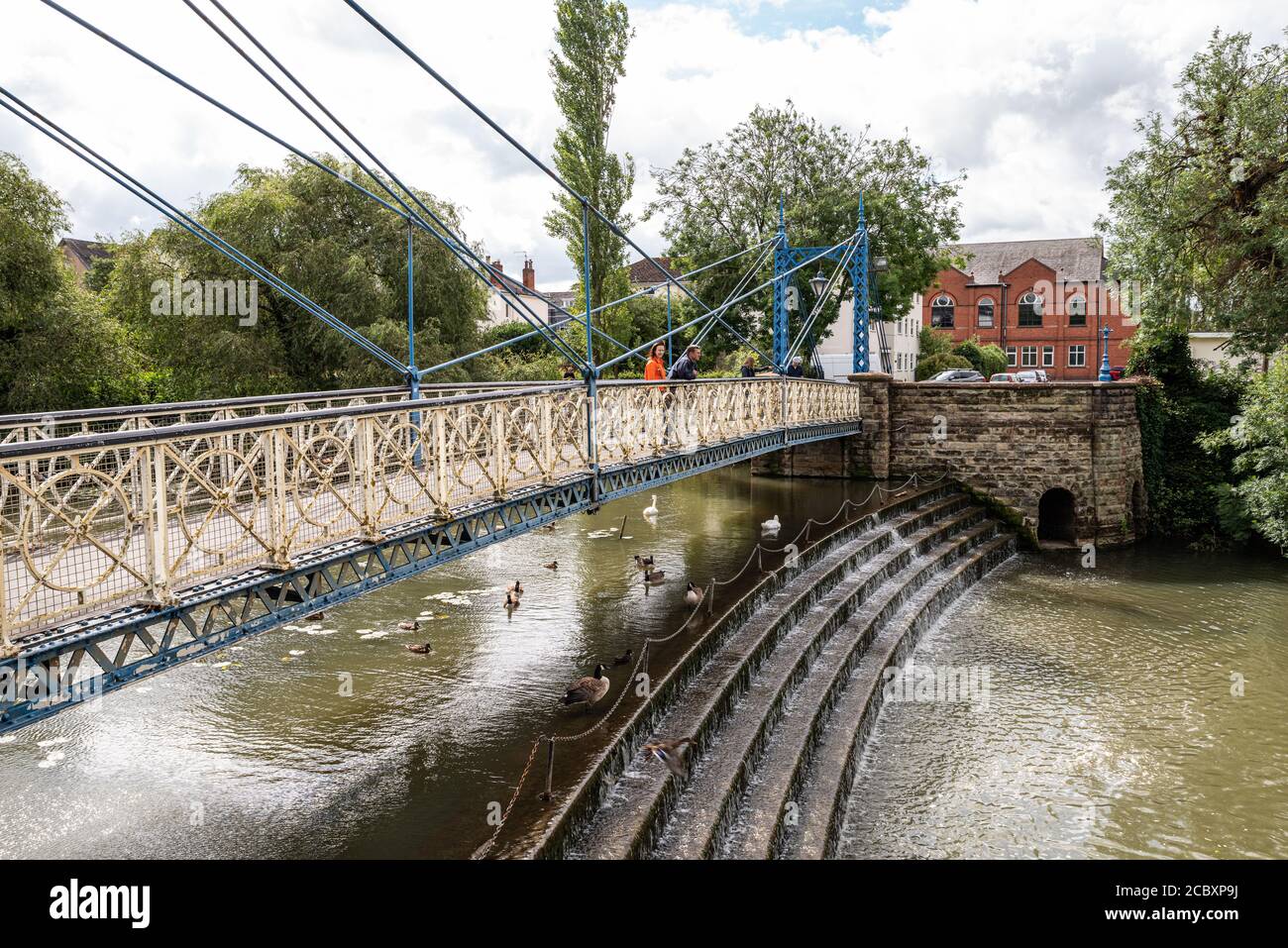 La passerella vittoriana che attraversa il fiume Leam per i Jephson Gardens. Foto Stock