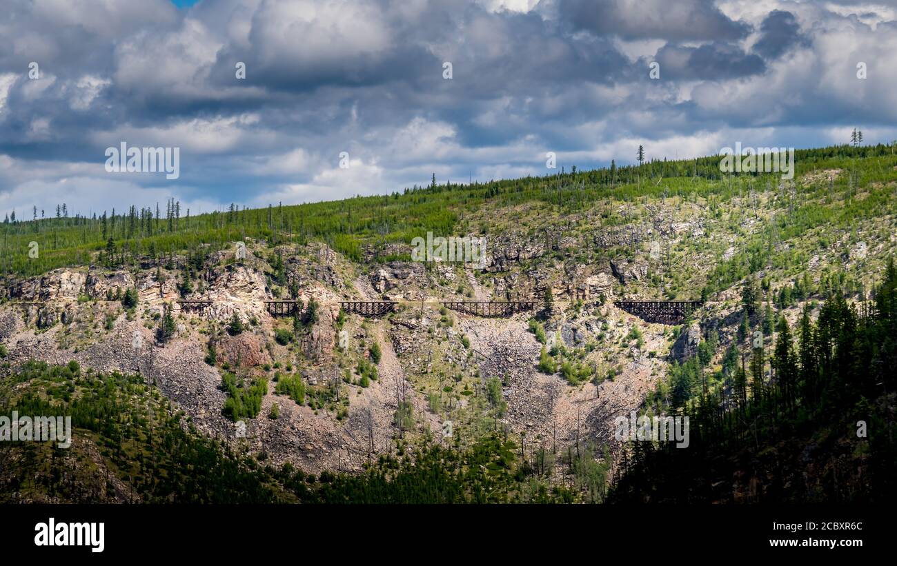 Serie di ponti Trespolo in legno della Ferrovia abbandonata della Valle del bollitore nel Myra Canyon vicino Kelowna, British Columbia, Canada Foto Stock