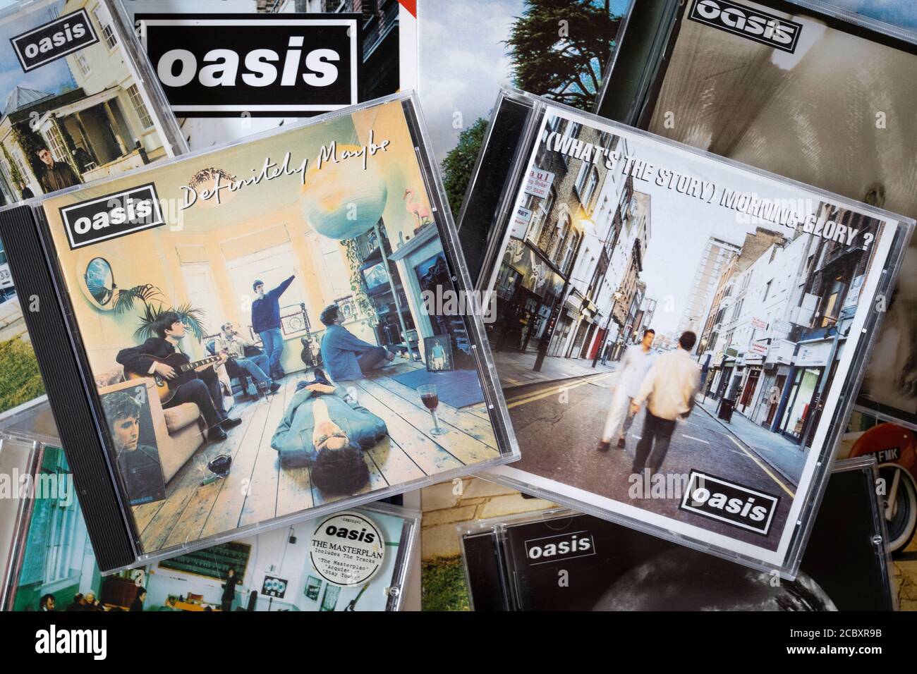 Una selezione di album Oasis CD con copertine, tra cui il loro Album di debutto definitely Maybe e secondo album What's The Story Mattina Gloria - Britpop Foto Stock