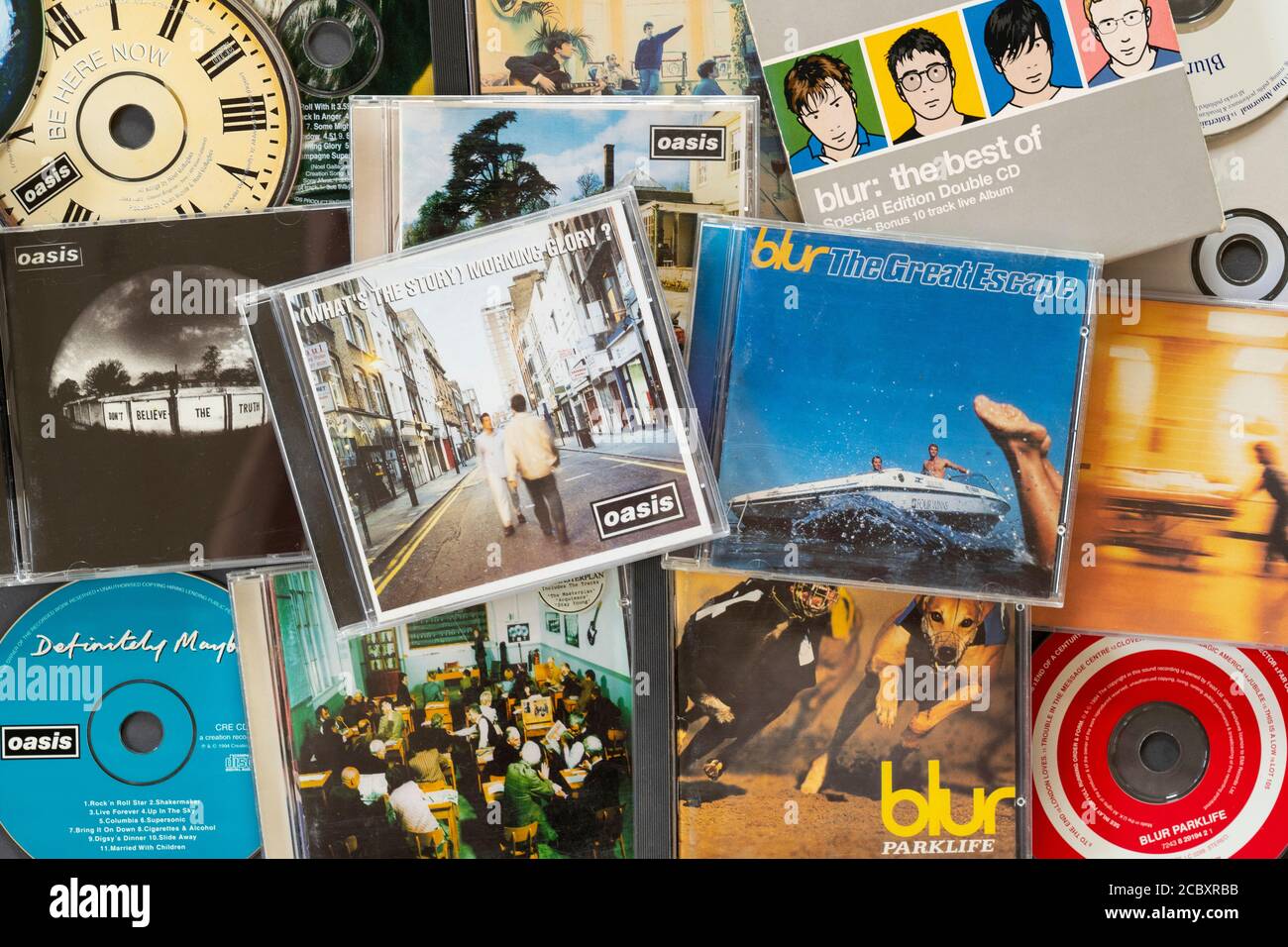 Oasis e Blur CD. Una battaglia a carte tra Blur e Oasis soprannominata "la battaglia di Britpop" ha portato Britpop in prima linea nella stampa britannica nel 1995 Foto Stock