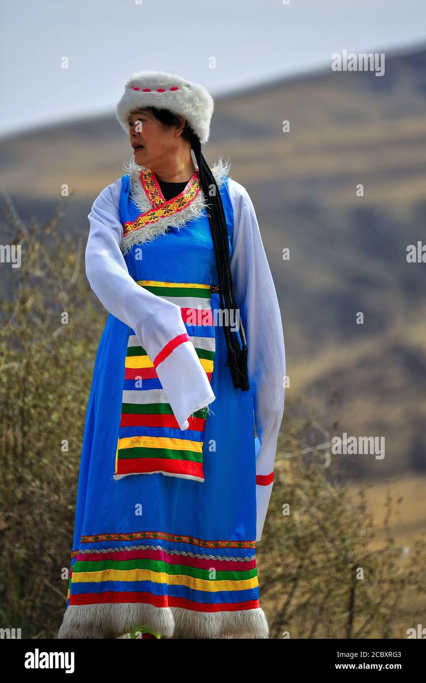 Yugur donna-abbigliamento etnico-terai cappello-danza tradizionale e canto. MatiSi Complex-Zhangye-Gansu-China-1014 Foto Stock