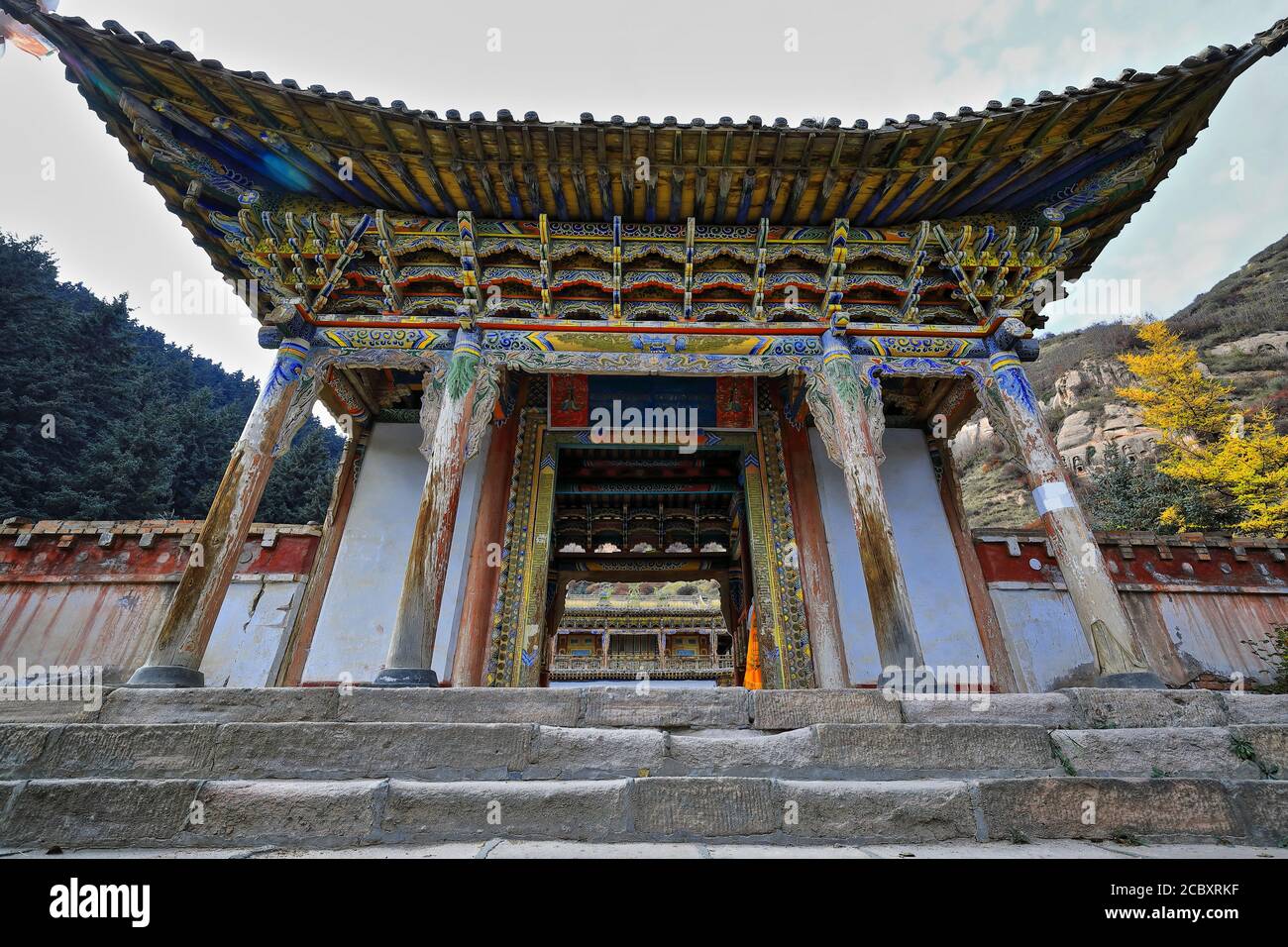 Portico in legno-portale policromo-tempio buddista di Shengguo. Mati si-Sunan Yugur Autonomous County-Zhangye-Gansu-China-1018 Foto Stock