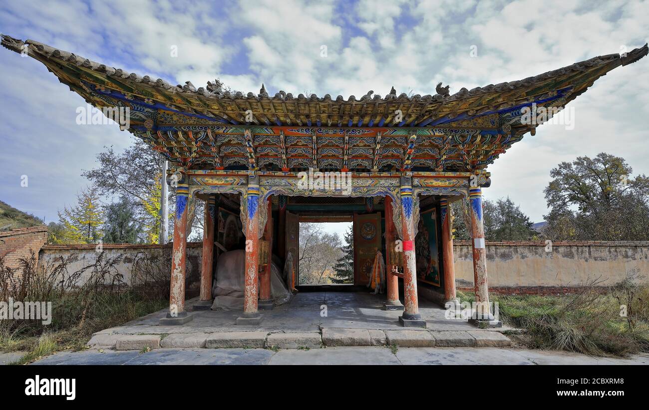 Portico in legno-portale policromo-tempio buddista di Shengguo. Mati si-Sunan Yugur Autonomous County-Zhangye-Gansu-China-1021 Foto Stock