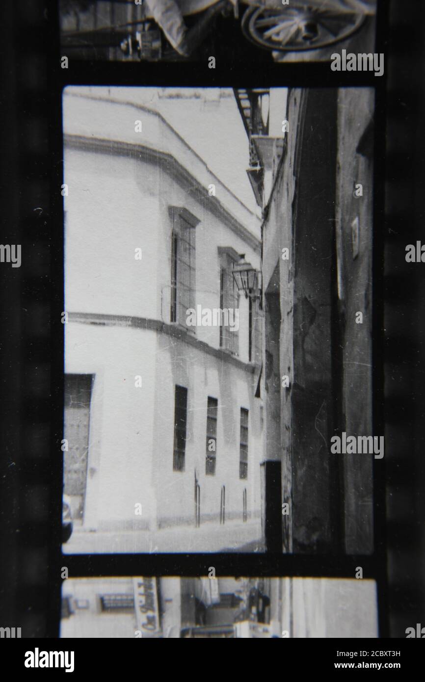 Fine 1970 vintage fotografia in bianco e nero di un complesso residenziale. Foto Stock