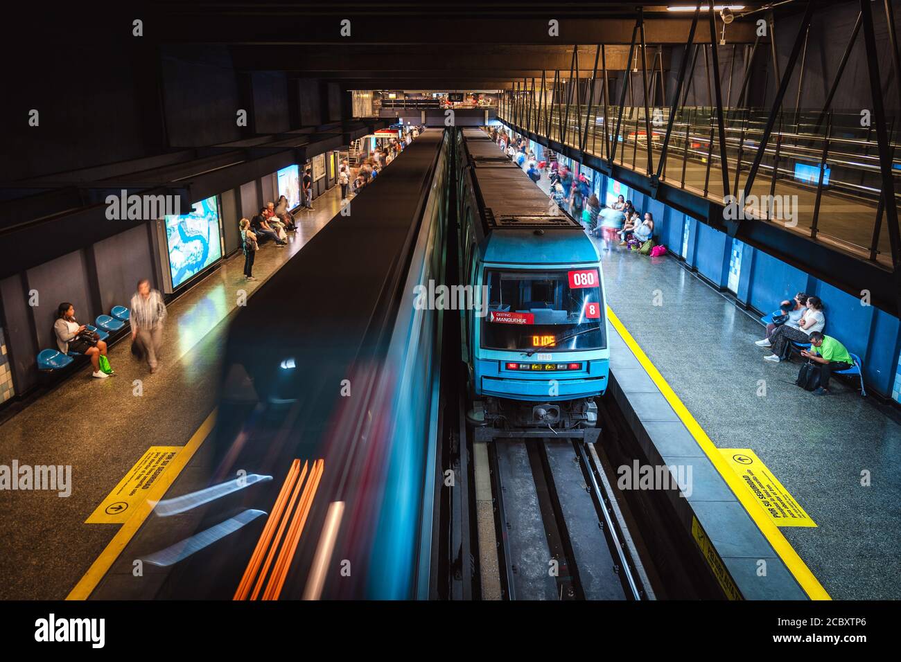 Persone e treni alla stazione ferroviaria metropolitana di Santiago, la capitale e la più grande città del Cile, Sud America. Foto Stock