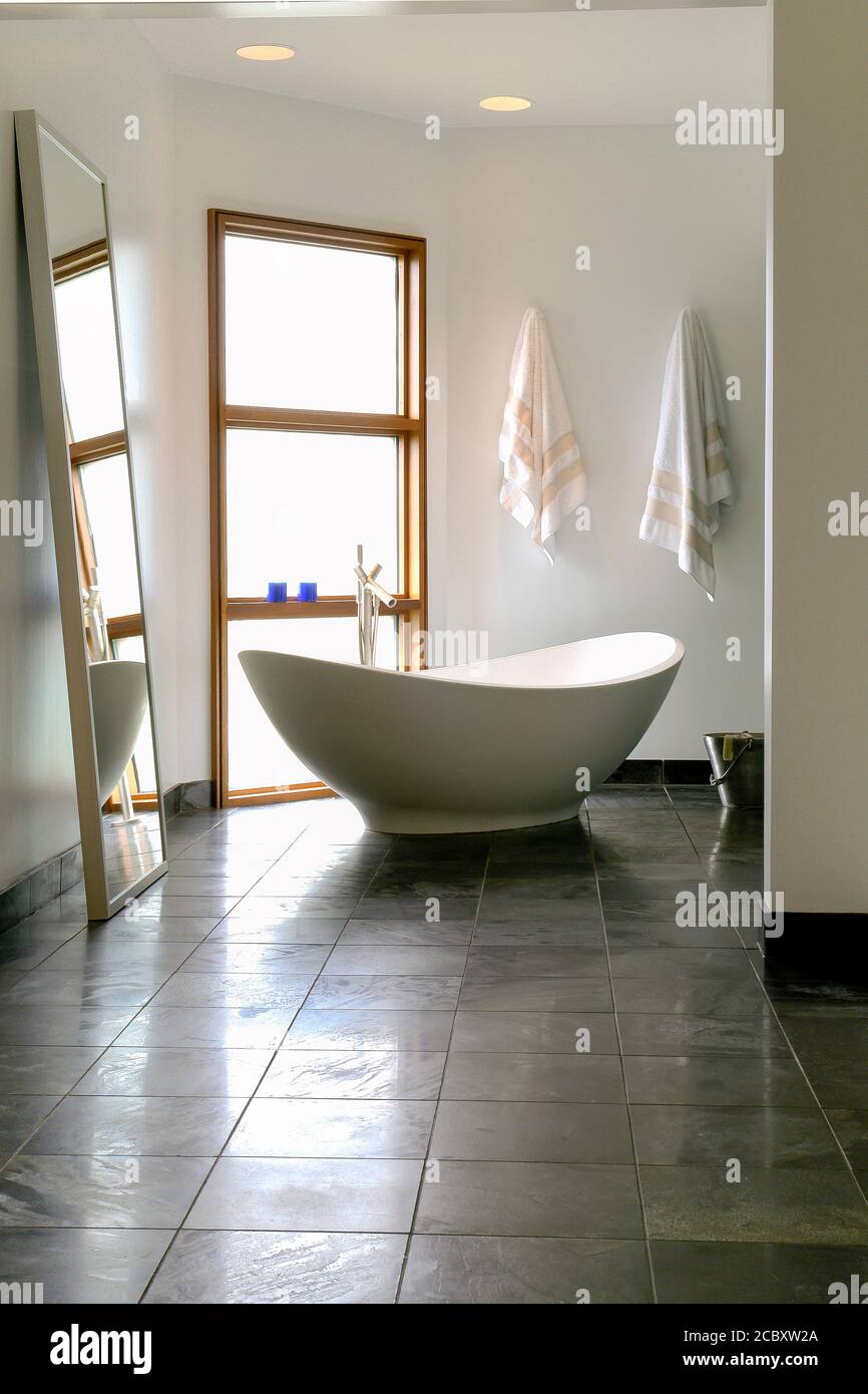 Bagno moderno con elegante vasca ovale Foto Stock